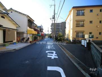 敷地東側の前面道路（北側から）