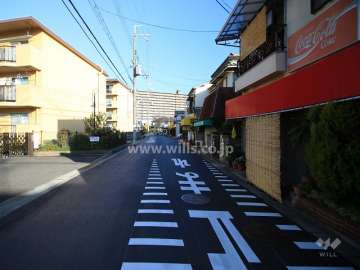 敷地東側の前面道路（南側から）
