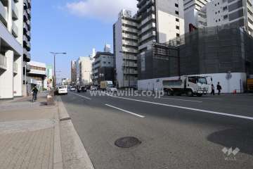 物件北西側の前面道路。4車線のバス通りです。