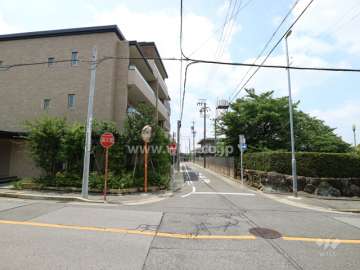 敷地西側の前面道路（北側から）