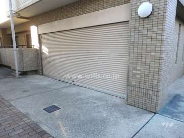 駐車場出入り口（シャッター付き）