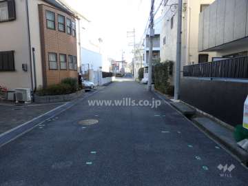 敷地北側の前面道路(西側から)