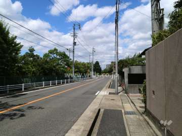 敷地の南側前面道路（東側から）