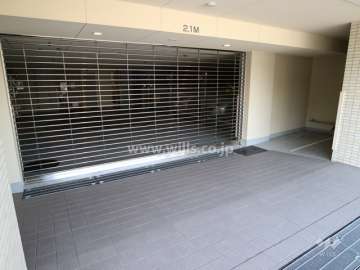 駐車場の出入口(リングシャッター付き)