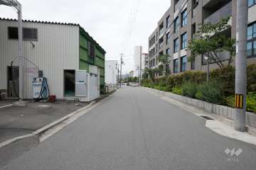 敷地南側の前面道路（東側から）