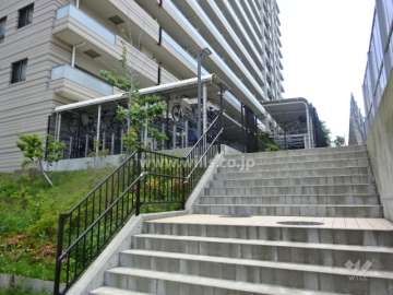 駐輪場につづく階段