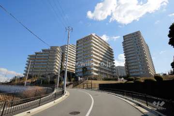 ミリカ・テラスの遠景。小高い丘の上にあります。