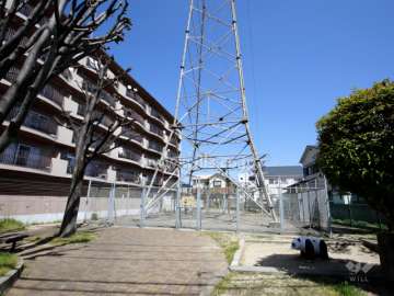 敷地南側の様子。鉄塔があり、南側の建物との間に間隔が取れています。