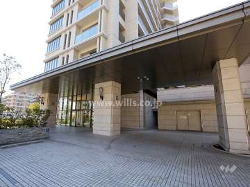 メインエントランスには長い庇が付いており、車寄せスペースもあります。