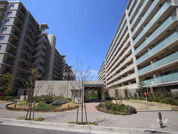 敷地の中央には緑豊かな中庭があります。