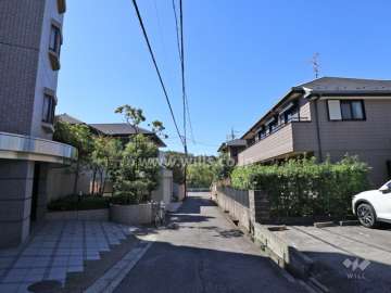 敷地の北西側前面道路（北東側から）