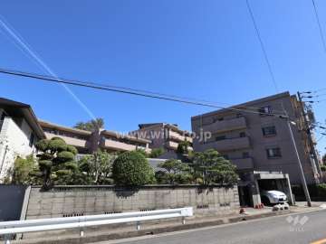 ロイヤルメイツ揚羽東館の外観（南西側から）