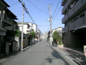 周辺は一戸建てが中心に立ち並ぶ住宅地