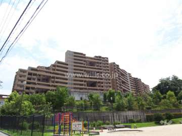 フォレストシティ千里丘の外観（北側から）　小高い丘の上に立地し、周辺はたいへん緑豊かです。