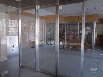 エントランスはオートロック付き。管理人室横には売店があります。