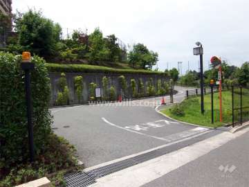 駐車場入り口（ロボットゲート付き）