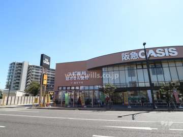 マンションは北側の阪急オアシス伊丹昆陽東店に直結（入居者専用出入口あり）