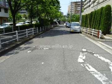 物件の南東側前面道(北東側から)