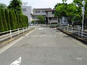 物件の南東側前面道路(南西側から)