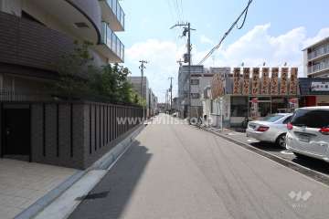 敷地北側の前面道路（東側から）