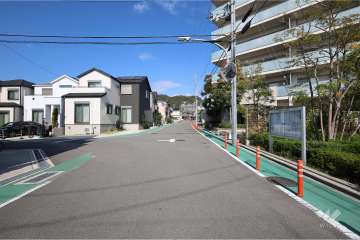 敷地西側の前面道路