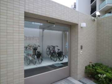 西側駐輪場（オートロック付き）