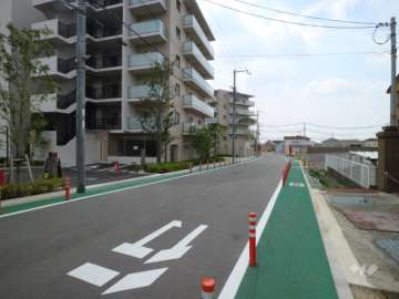 敷地西側の前面道路