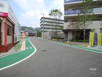 敷地西側の前面道路