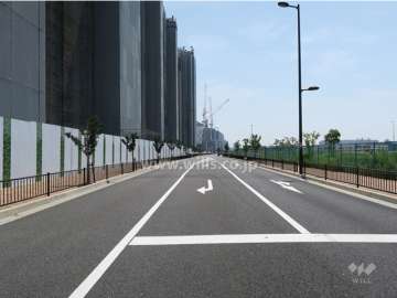 敷地の北西側前面道路（北東側から）