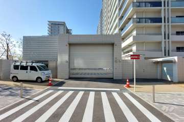 駐車場の出入口（シャッター付き）