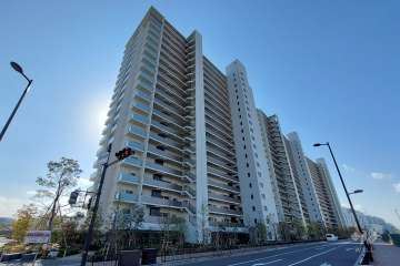 ローレルスクエア健都ザ・レジデンスの外観（北側から）