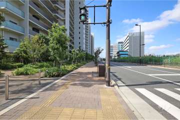 敷地北西側の前面道路（北東側から）