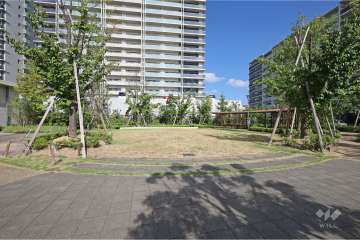 敷地南東側に隣接する公園
