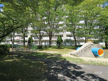 公園には遊具が設置され、子供の遊び場にもピッタリの場所です。