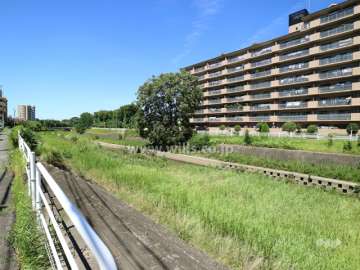 敷地北側を香流川が流れています。