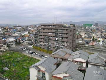 ハイム豊中上野東の遠景。周辺は一戸建てが中心に立ち並ぶ住宅地です。