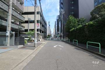 敷地南側の前面道路（西側から）
