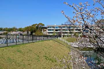プラウド苦楽園の外観（東側から）