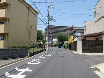 敷地東側の前面道路