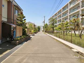 物件の南側前面道路(東側から)
