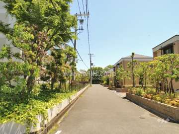 物件の南側前面道路(西側から)