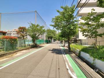 物件の西側前面道路(南側から)