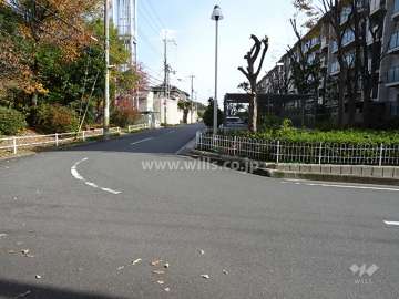 北側前面道路とマンション建物一部