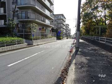 西側前面道路とマンション建物一部