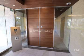 エントランスはオートロック付きです。