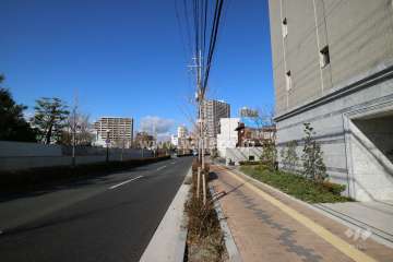 敷地西側の前面道路