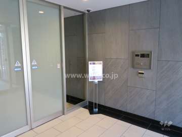 エントランスはオートロック付きです。