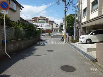 敷地西側の前面道路