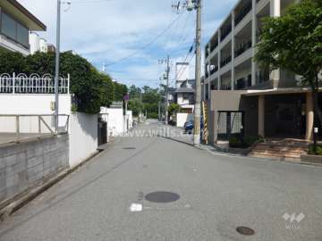 敷地北側の前面道路。周辺は区画の整った静かな住宅地。