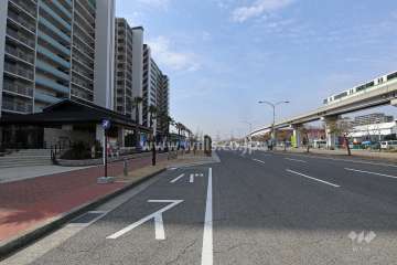 北側前面道路とマンション建物一部（東側から）